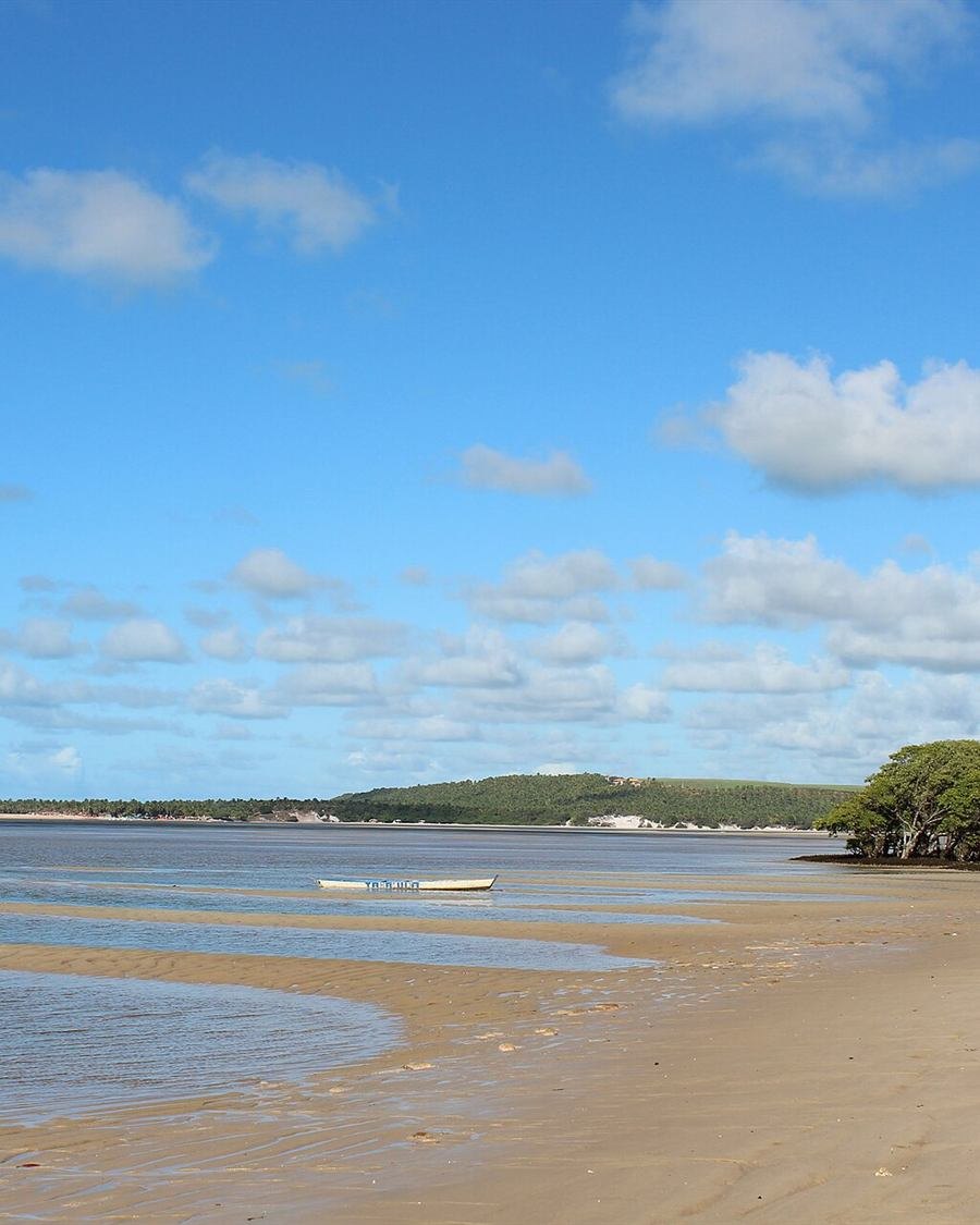 Águas rasas e calmas da Barra de São Miguel na maré baixa