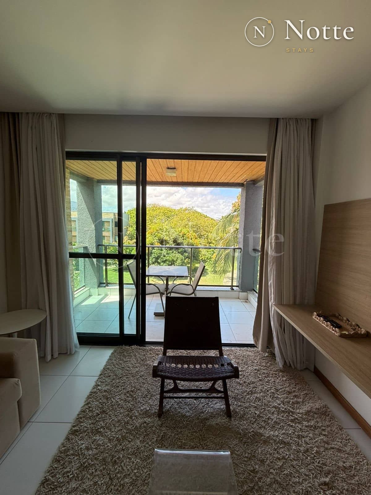 Sala do apartamento no ILOA com varanda