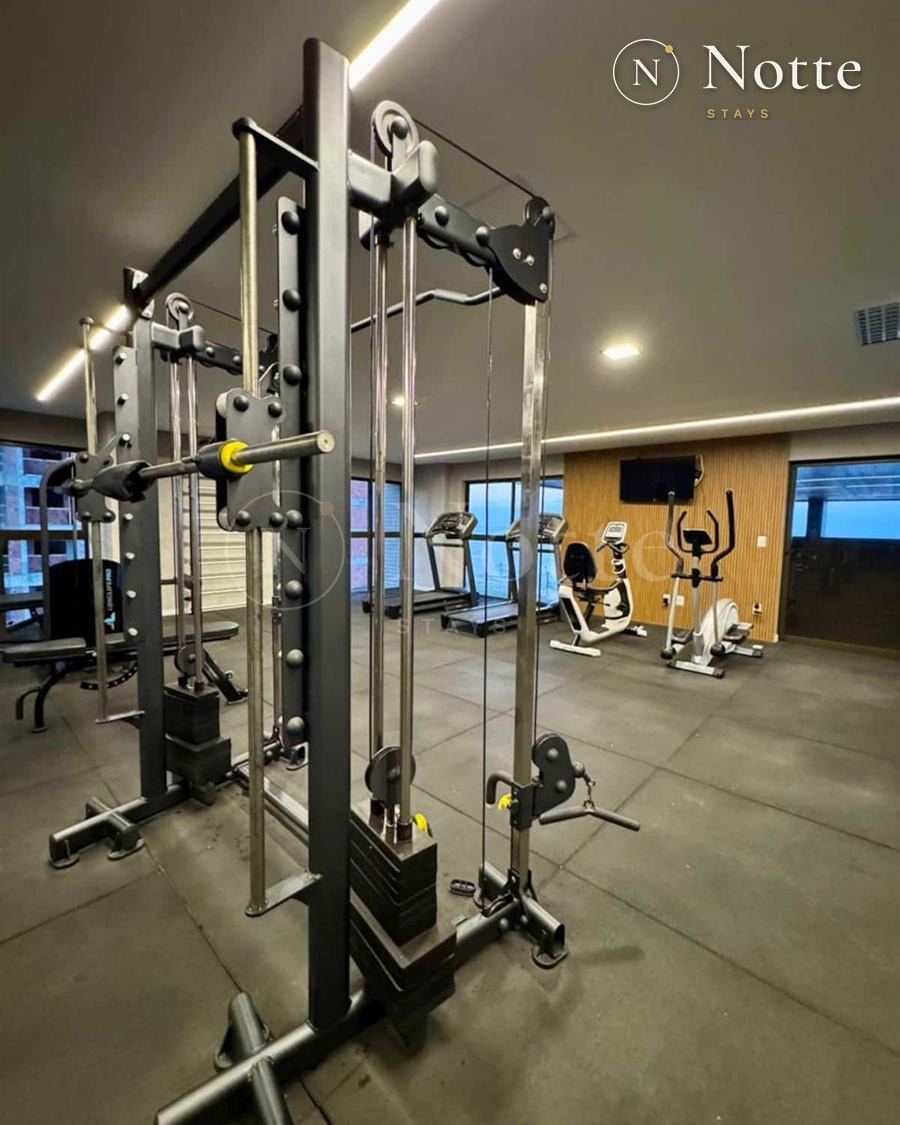 Academia com aparelhos de musculação e esteiras