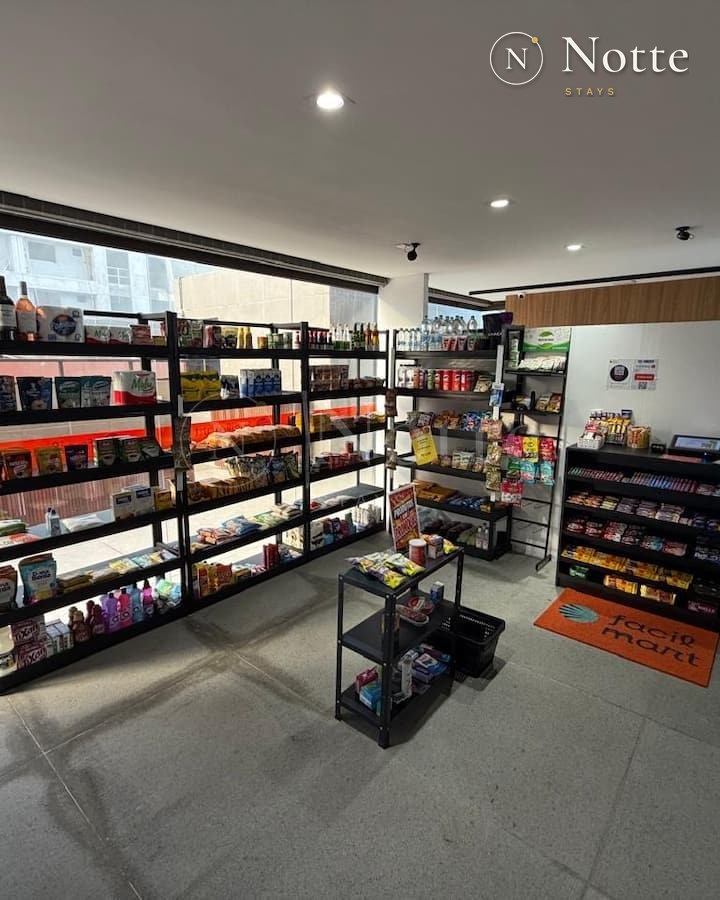 Mercadinho com prateleiras de produtos