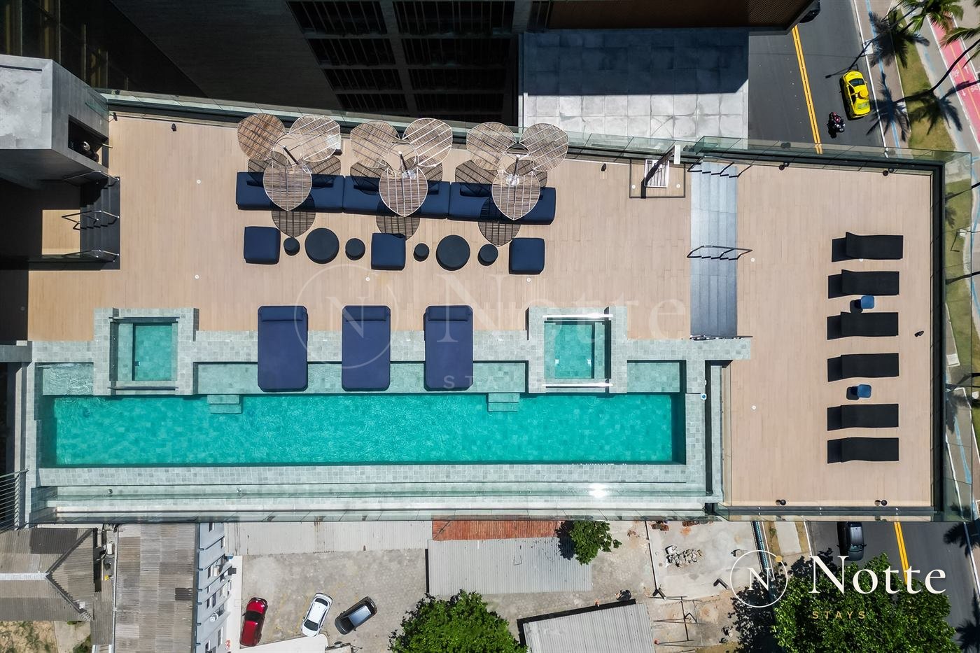 Rooftop do New Time visto de cima, com a piscina de borda infinita