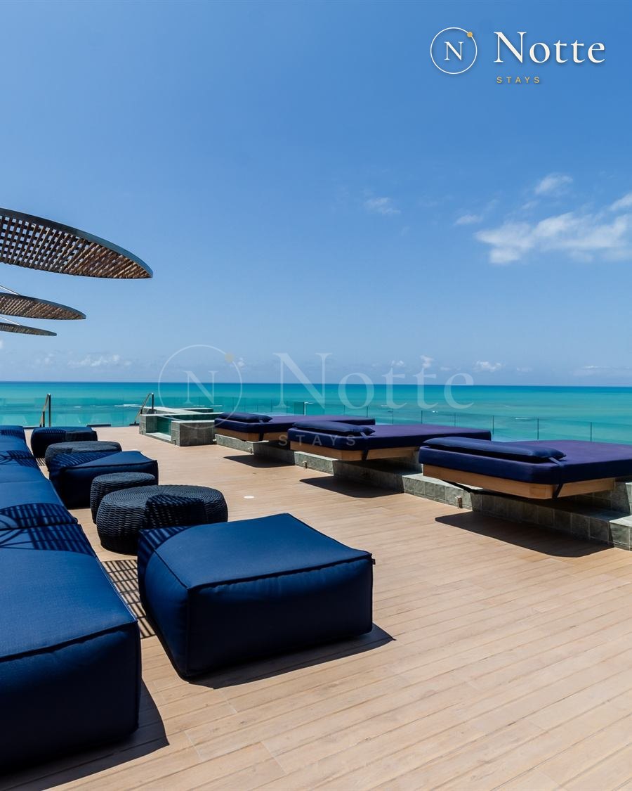 Lounge com sofás e o mar ao fundo