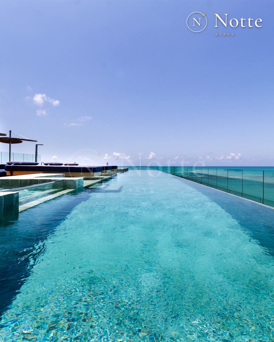 Piscina de borda infinita no rooftop