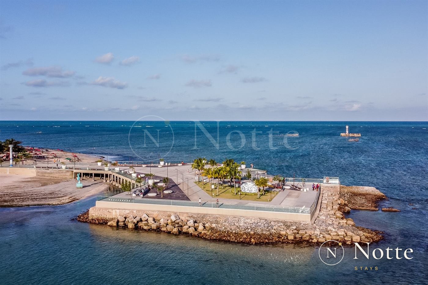 Litoral de Maceió visto do alto, com mar azul e recifes